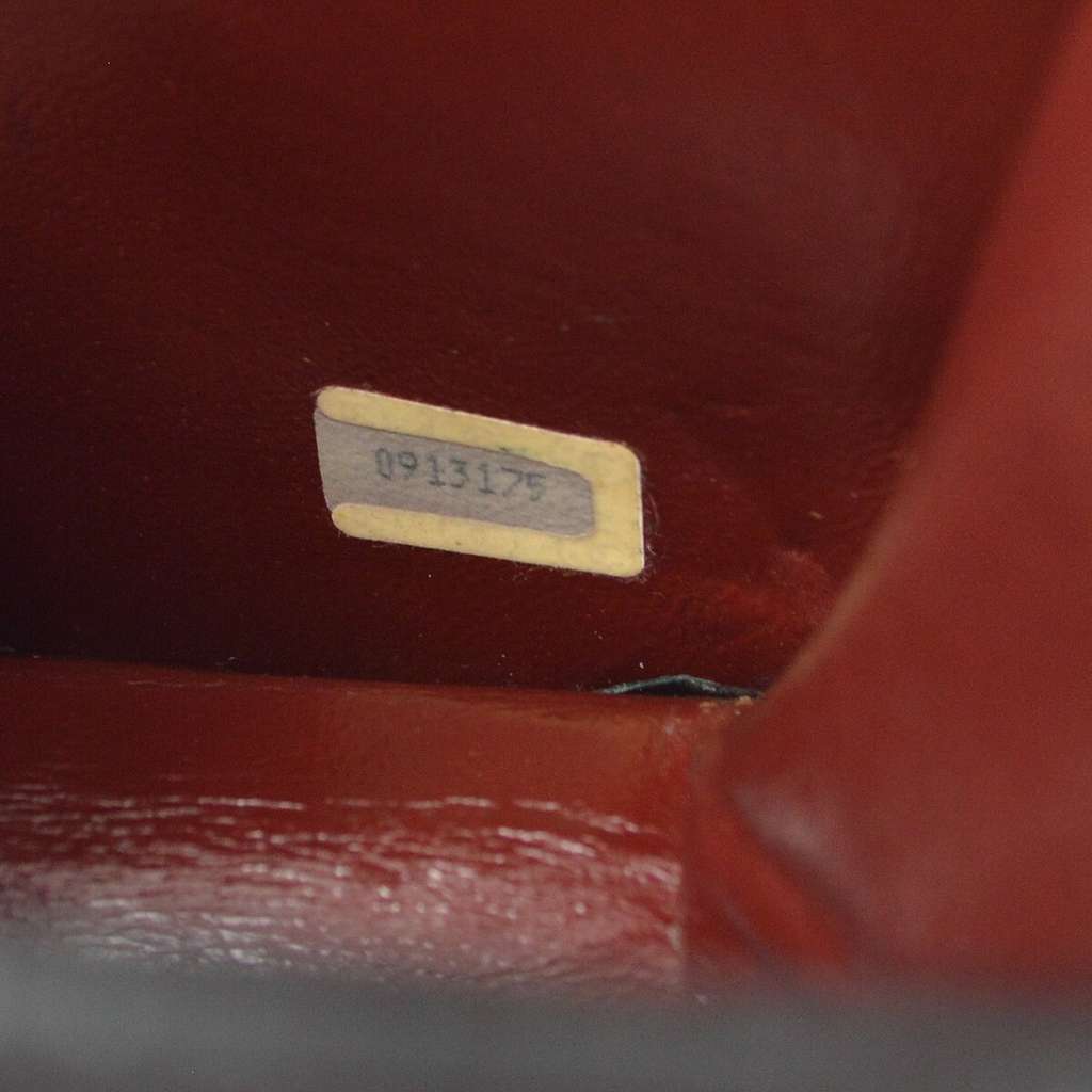 Chanel Vintage Round Flap Bag Black Leather Good condition - Model View