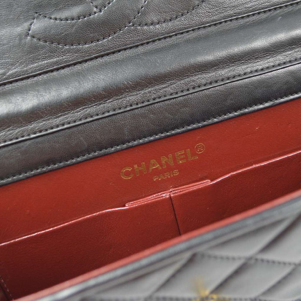 Chanel Vintage Round Flap Bag Black Leather Good condition - Box View