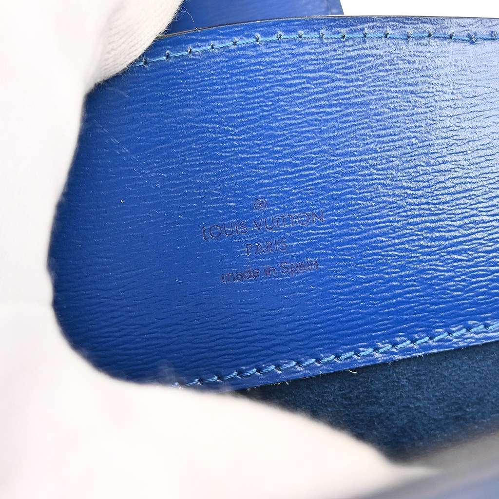 Louis Vuitton Cluny Shoulder Bag Blue Leather Good condition - Model View