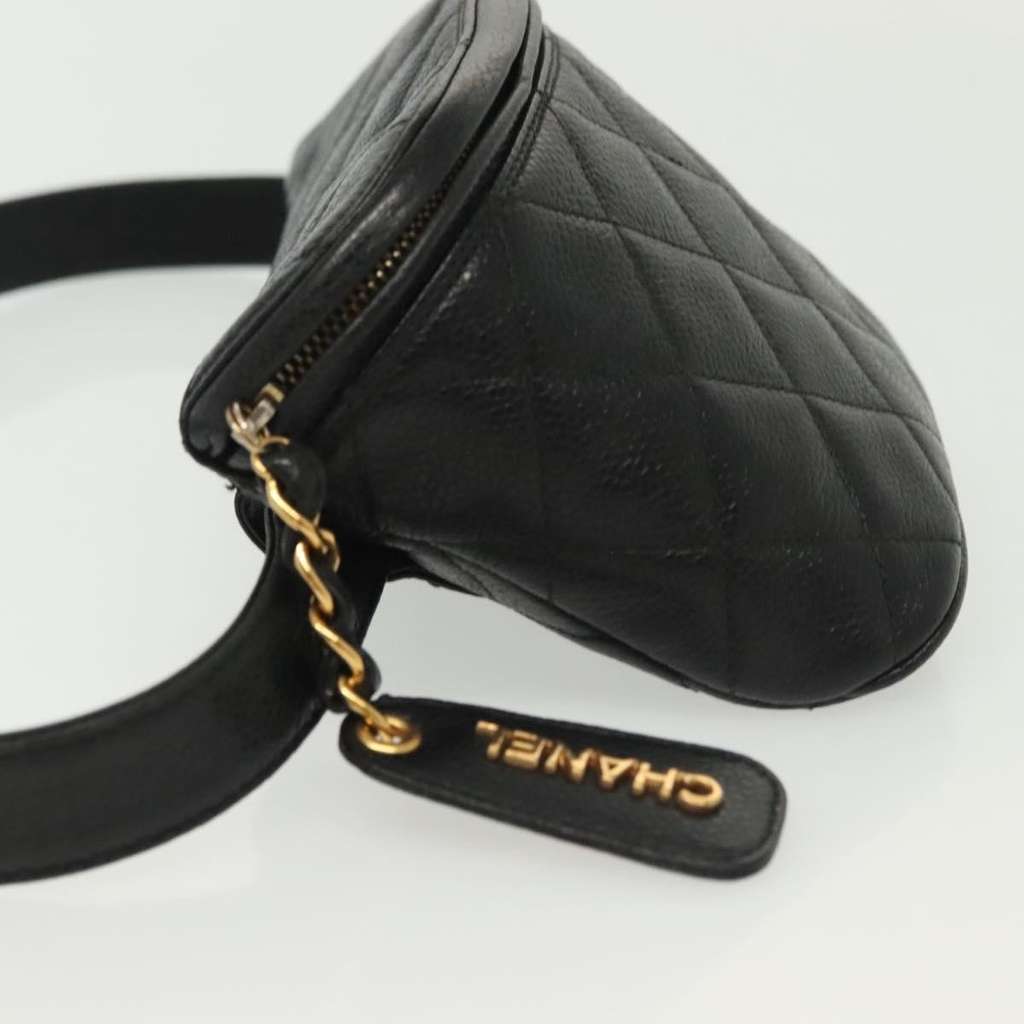 Chanel Vintage Zip Belt Bag Black Leather Good condition - Model View