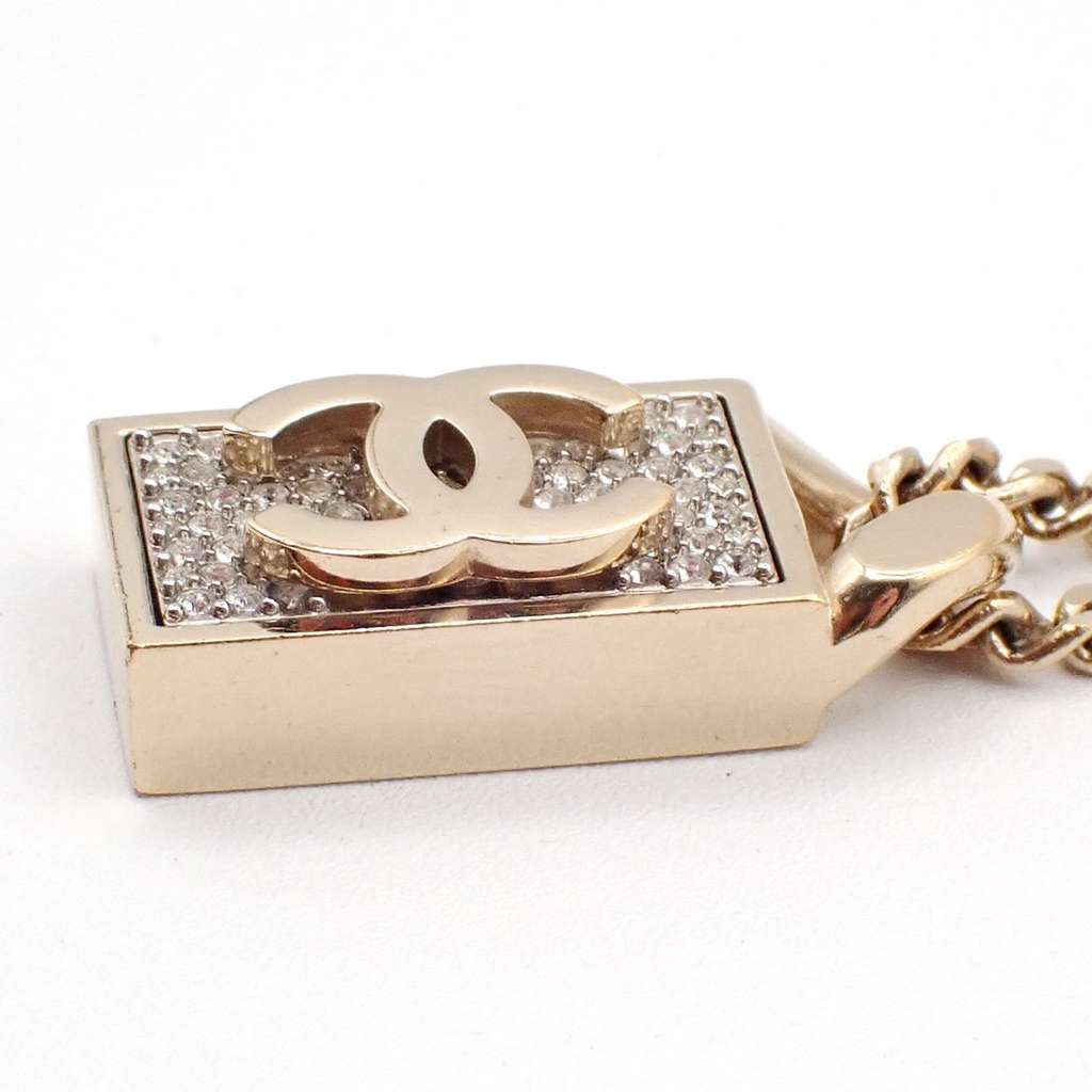 Chanel CC Dog Tag Pendant Necklace Gold Good condition - Model View