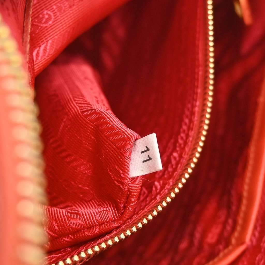 Prada Lux Zip Hobo Red Leather Good condition - Box View