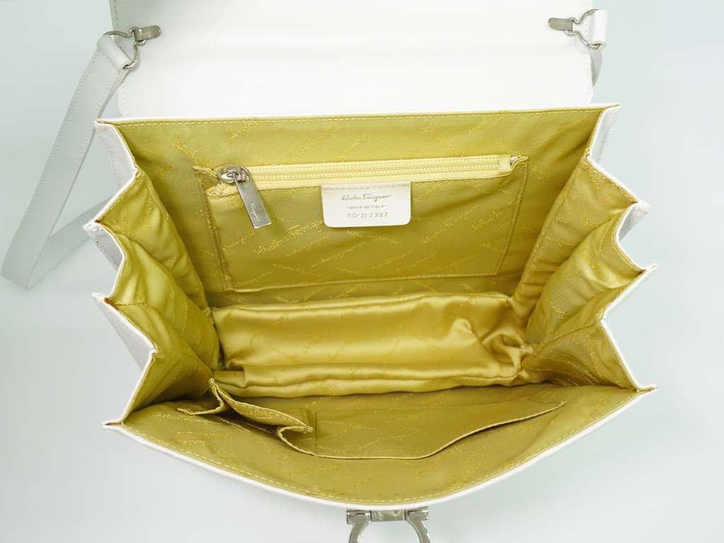 Salvatore Ferragamo Gancini handbag White Leather Good condition - Inside View