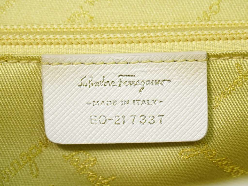 Salvatore Ferragamo Gancini handbag White Leather Good condition - Model View