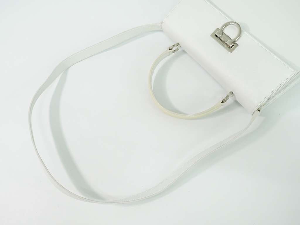 Salvatore Ferragamo Gancini handbag White Leather Good condition - Box View