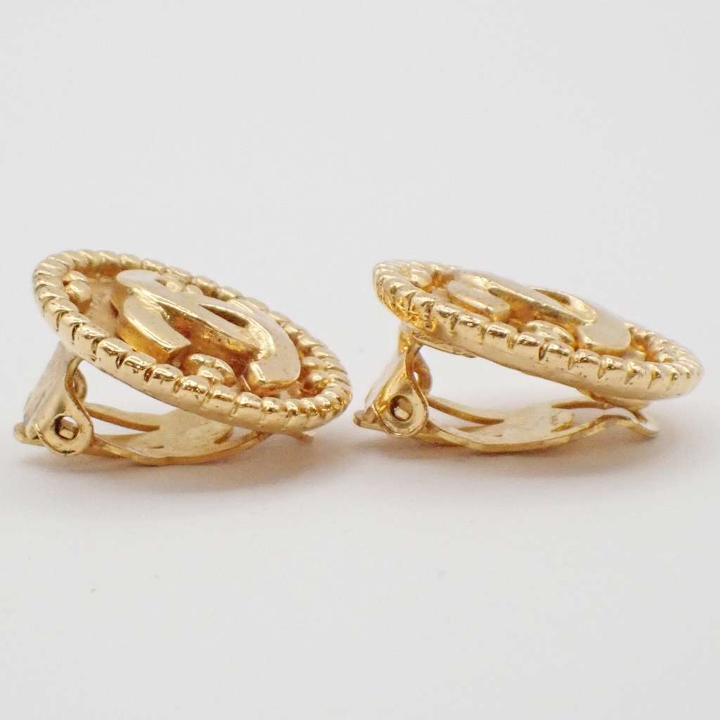 Chanel Vintage CC Round Clip-On Earrings Gold Metal Good condition - Model View