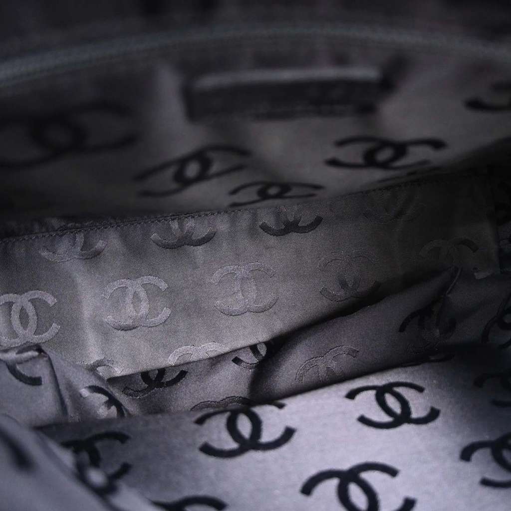 Chanel Surpique Zip Around Satchel Black Leather Good condition - Inside View