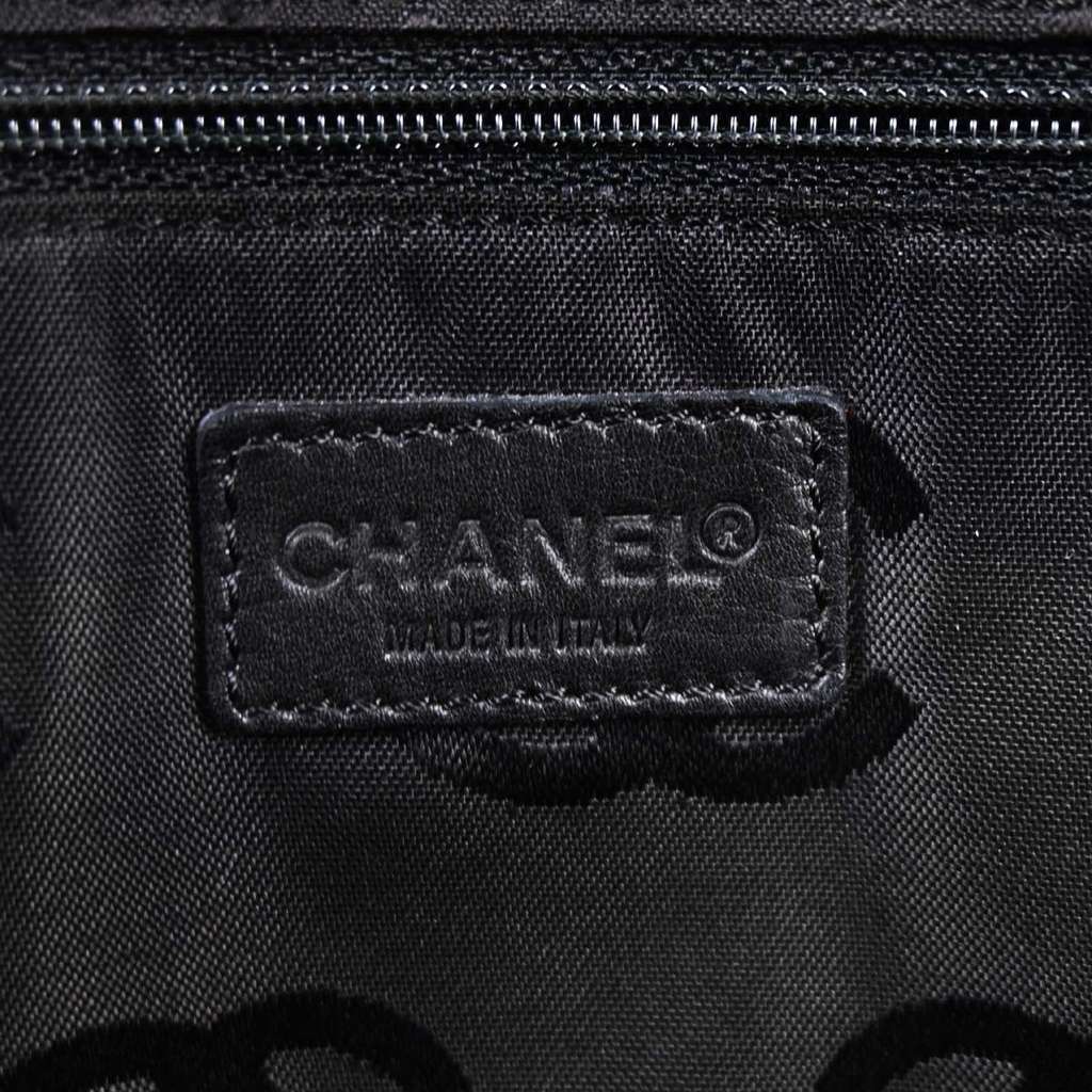 Chanel Surpique Zip Around Satchel Black Leather Good condition - Model View