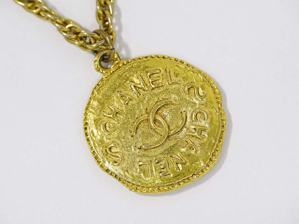Chanel Vintage CC Round Pendant Chain Necklace Gold Good condition - Model View
