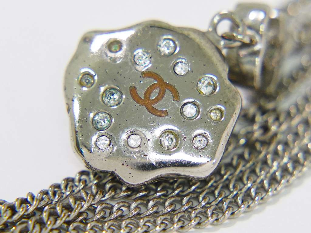 Chanel Camellia Pendant Necklace Silver Metal Good condition - Model View