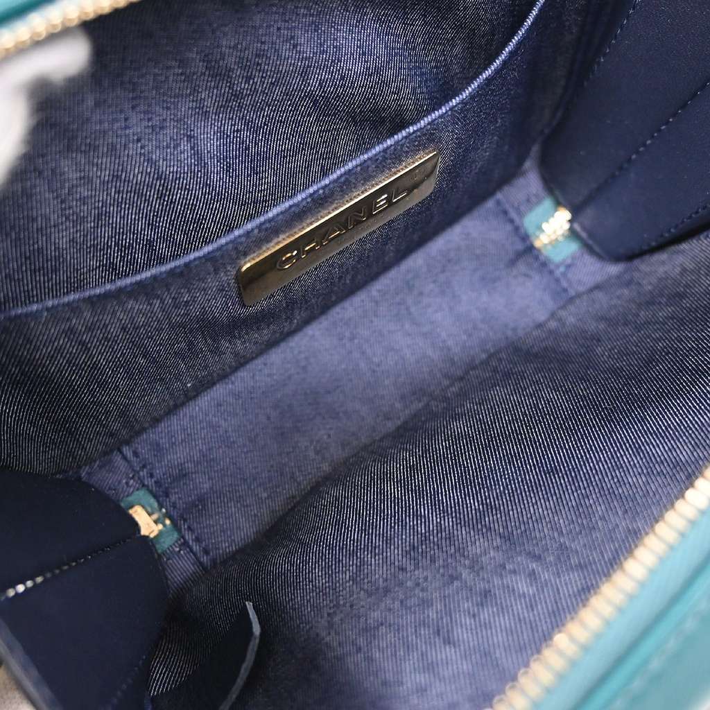 Chanel CC Mania Zip Around Belt Bag Blue Leather Good condition - Inside View