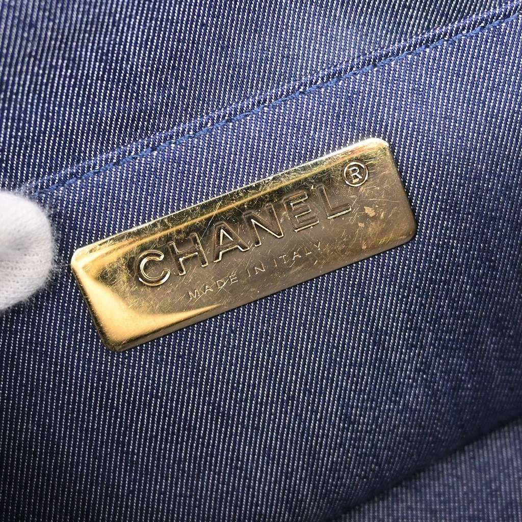 Chanel CC Mania Zip Around Belt Bag Blue Leather Good condition - Model View