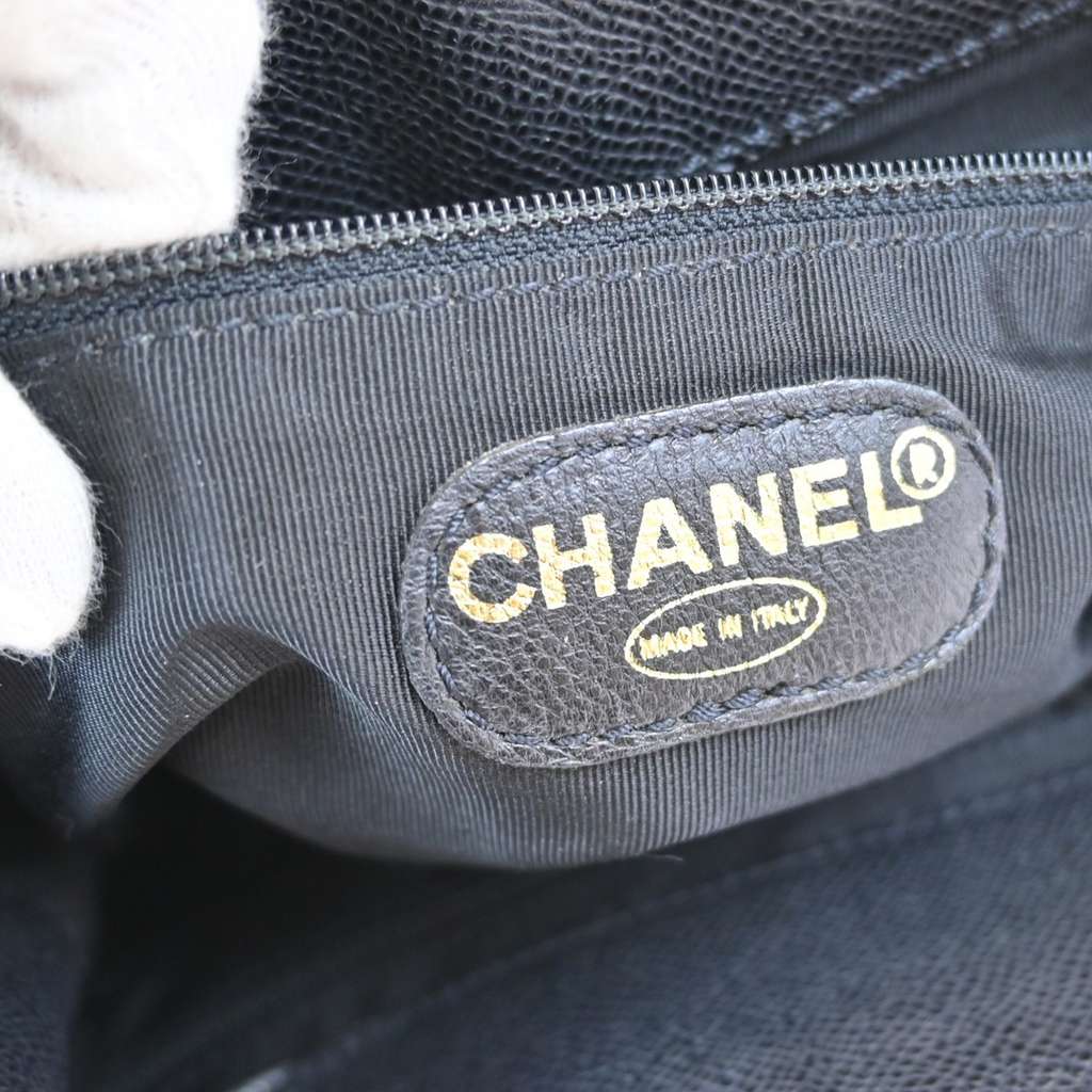 Chanel Vintage CC Resin Flap Backpack Black Leather Good condition - Model View