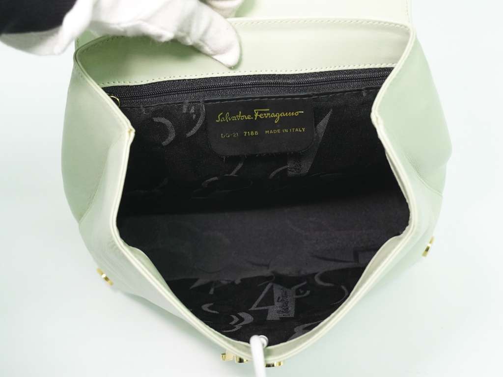 Salvatore Ferragamo Vintage Top handle handbag Green Leather Very good condition - Inside View