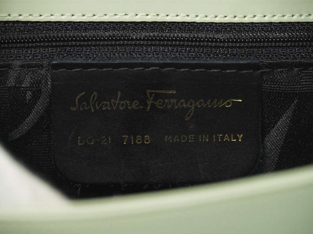 Salvatore Ferragamo Vintage Top handle handbag Green Leather Very good condition - Model View