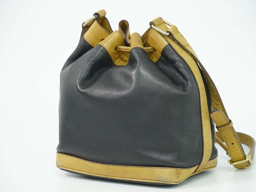 Celine Bucket sangle Black Leather Good condition - Back View
