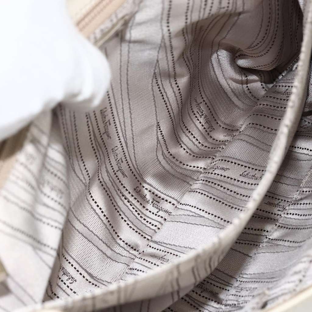 Salvatore Ferragamo Vintage Handbag White Leather Good condition - Box View