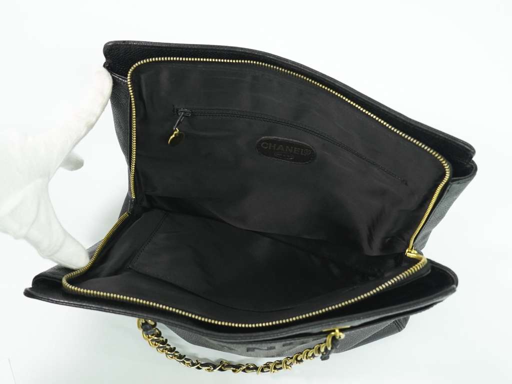 Chanel Vintage Logo Chain Tote Black Leather Very good condition - Model View