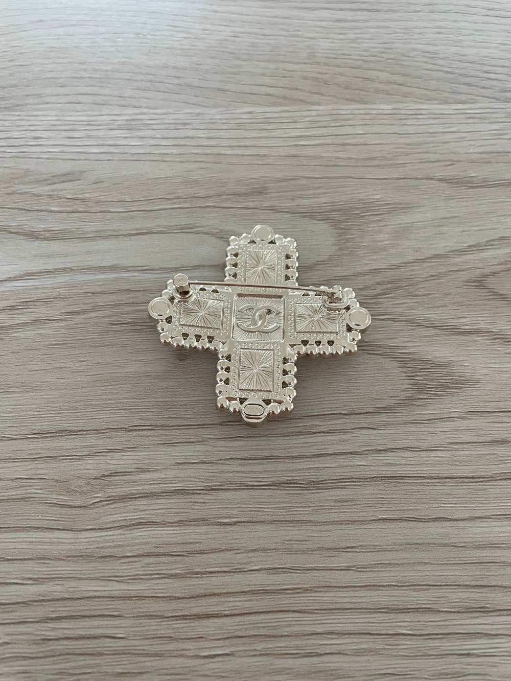 Chanel cross - Side view