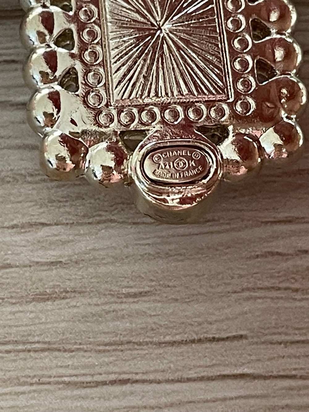 Chanel cross - Detail 1