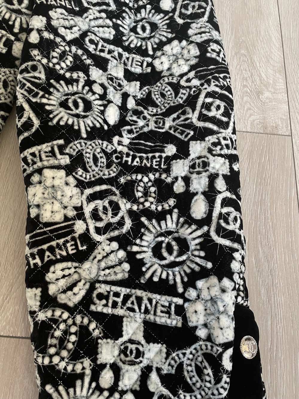 Chanel Coco neige - Side view