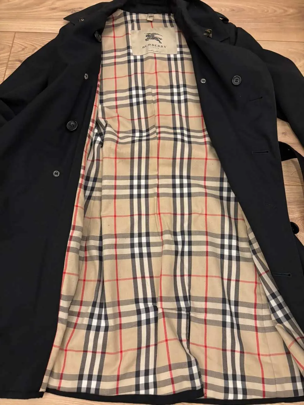 Burberry Trench coat Black Cotton Very good - Model View