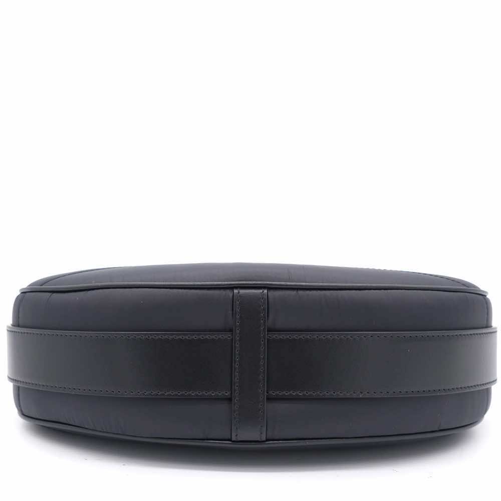 Céline Ava - Side view