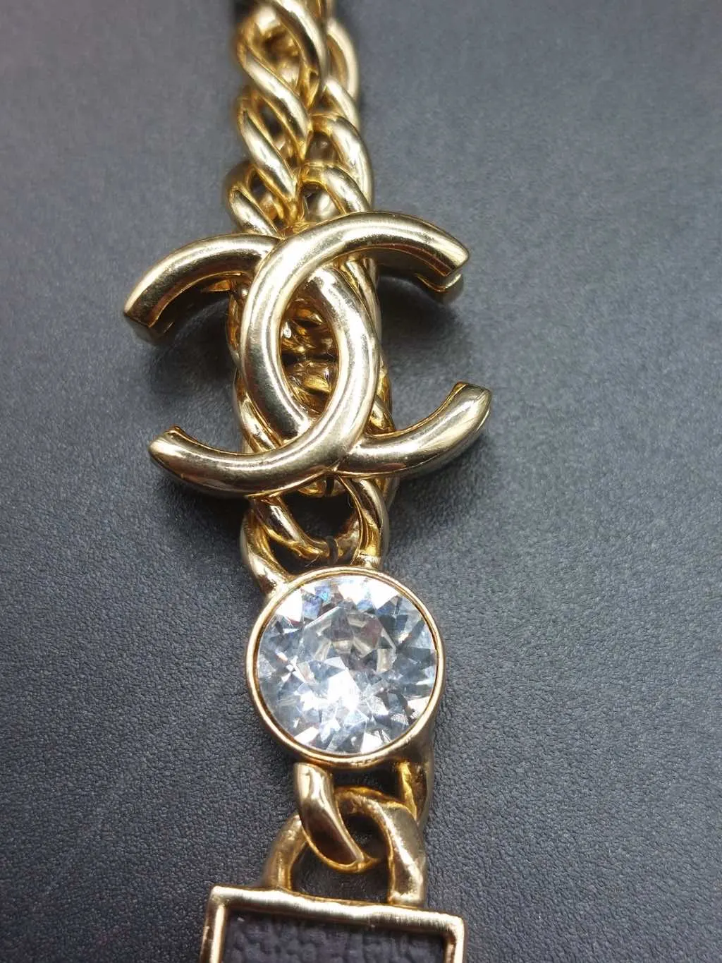 Chanel Knotted chain necklace Gold Metal Very good - Model View