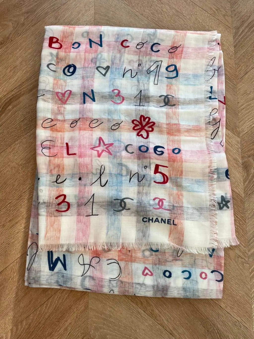 Chanel Cashmere and silk scarf Silver Cashmere Never worn - Model View