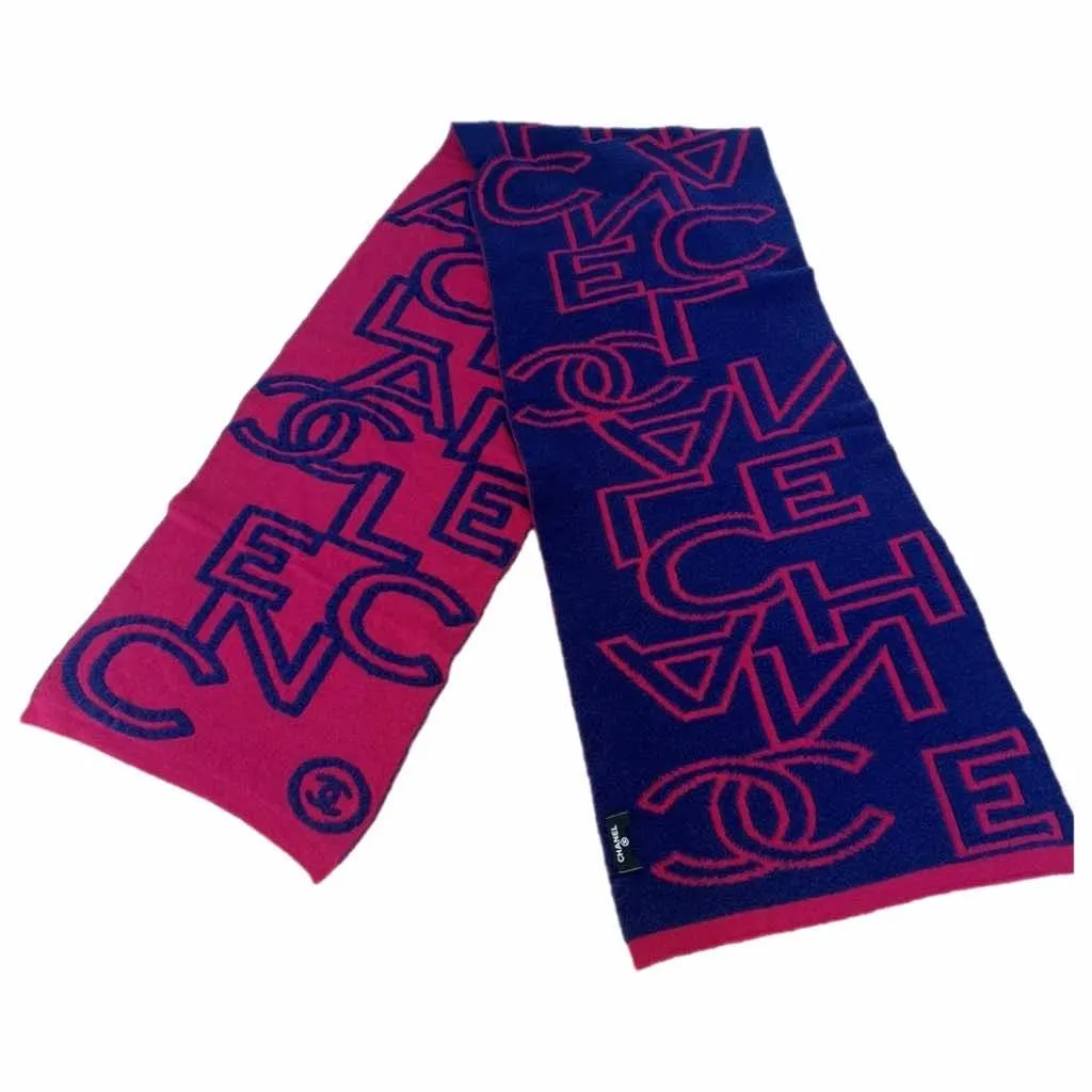 Chanel كبيرة reversible scarf.