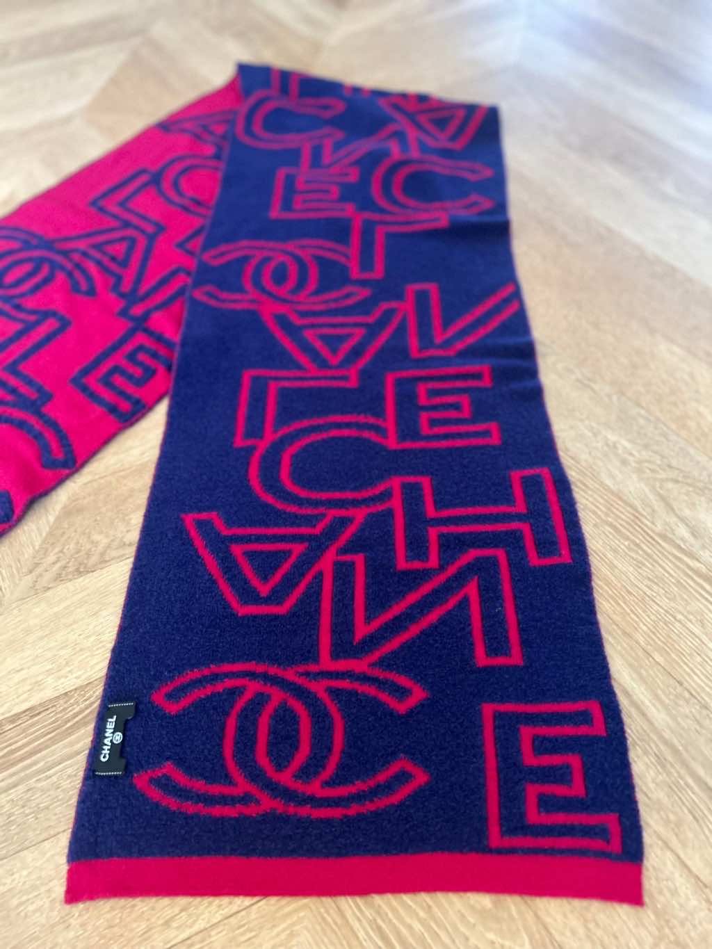 Chanel Large reversible scarf. - Back view