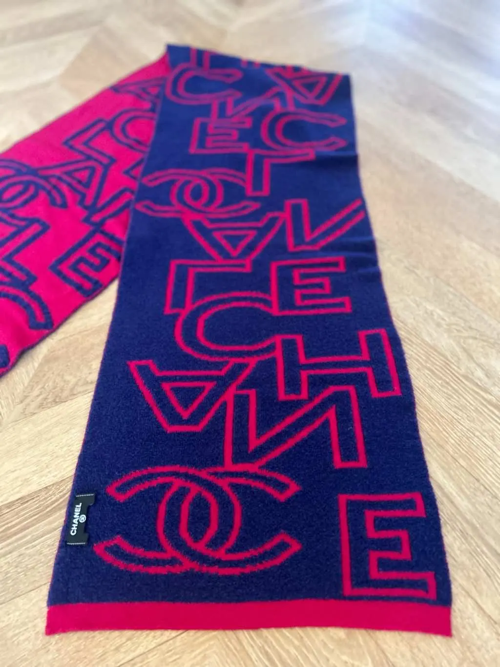 Chanel Large reversible scarf. Navy Wool Never worn - Back View