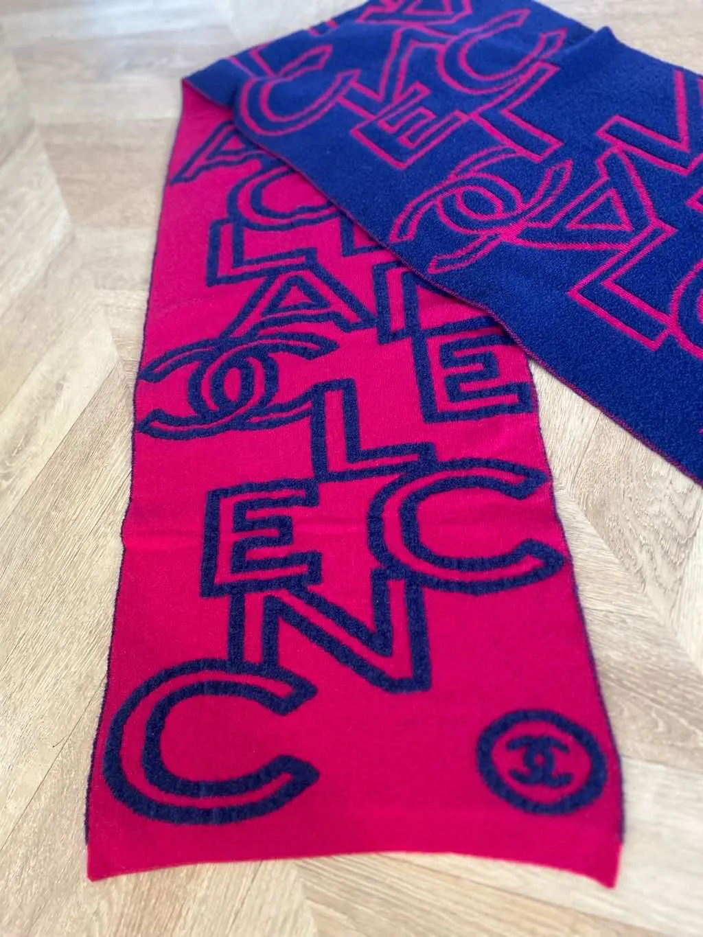 Chanel Large reversible scarf. Navy Wool Never worn - Inside View
