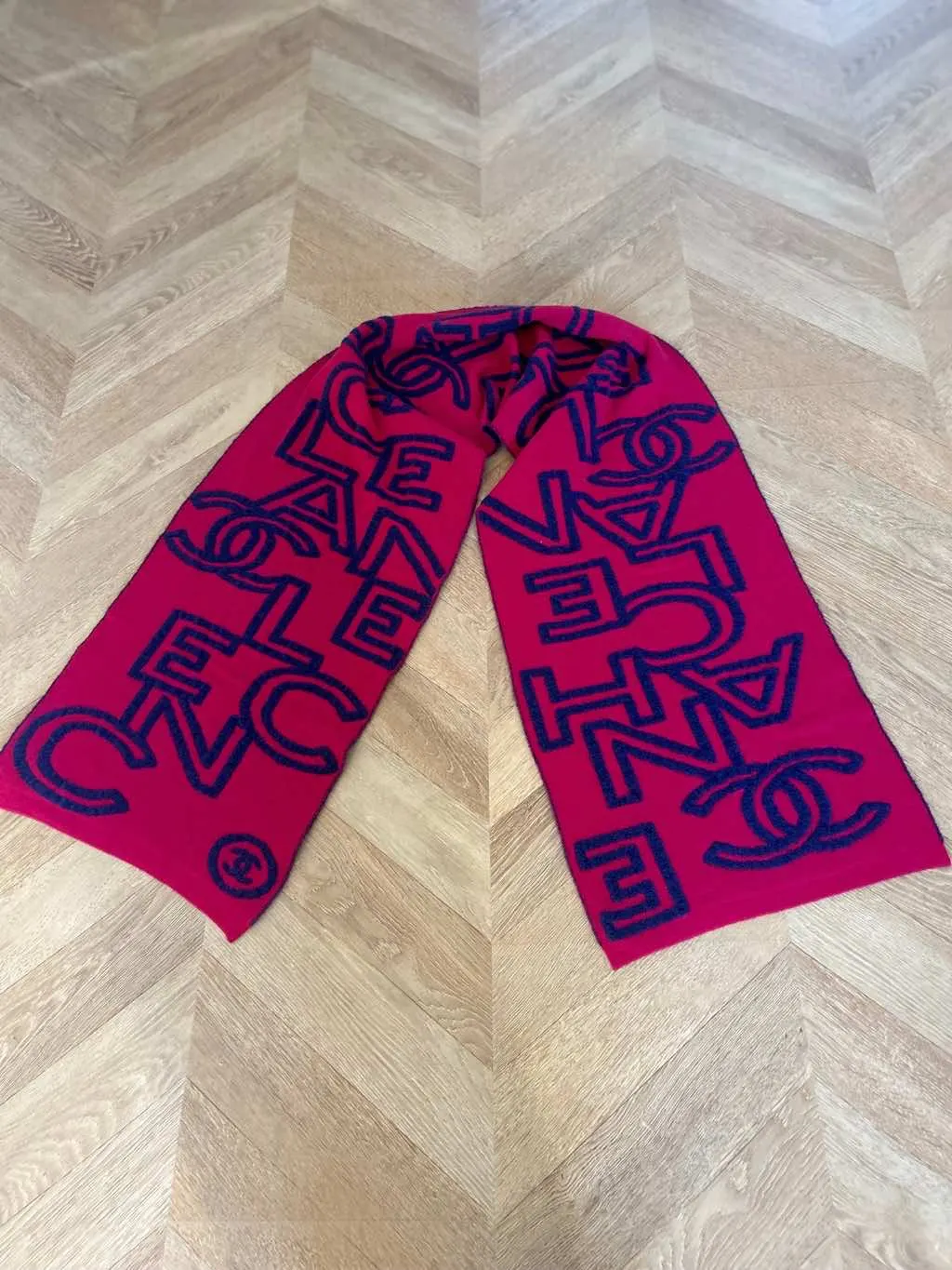 Chanel Large reversible scarf. Navy Wool Never worn - Model View