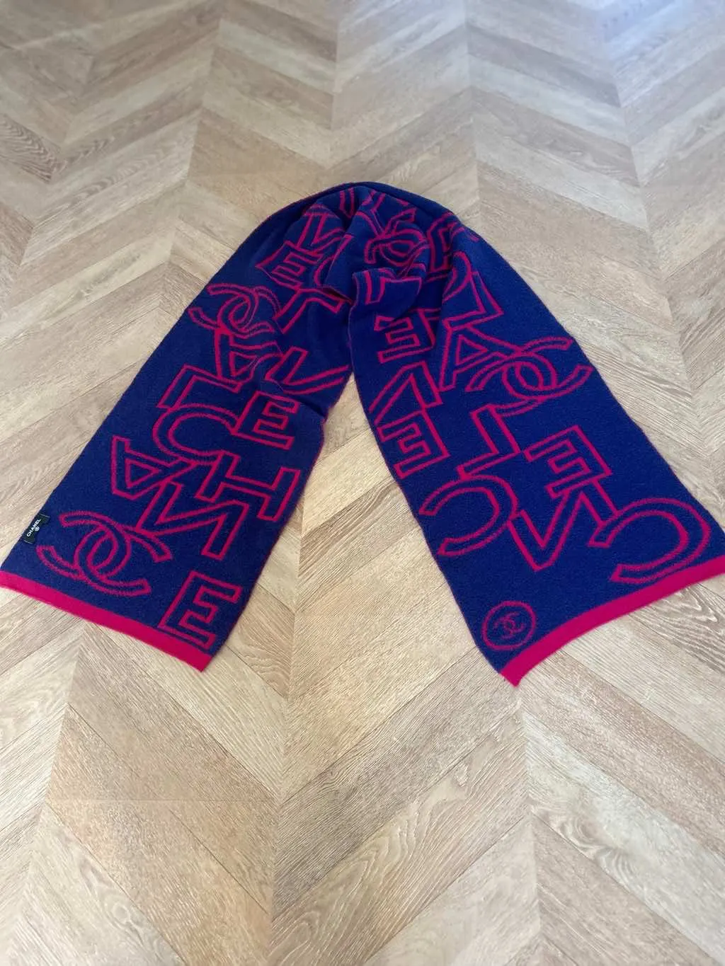 Chanel Large reversible scarf. Navy Wool Never worn - Box View