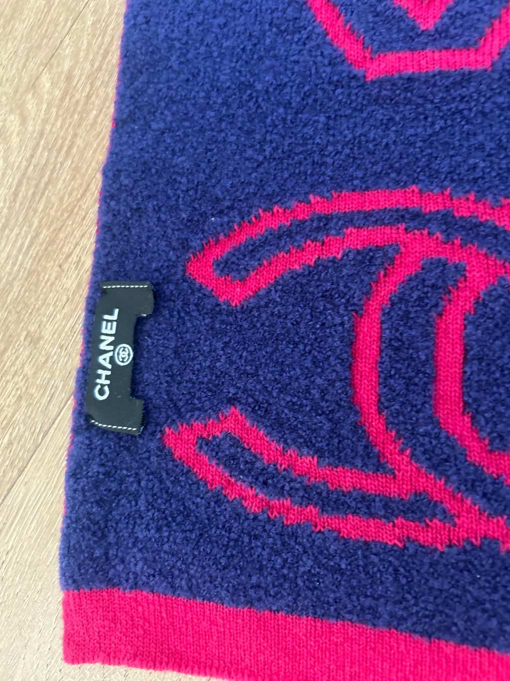Chanel Large reversible scarf. - Detail 1