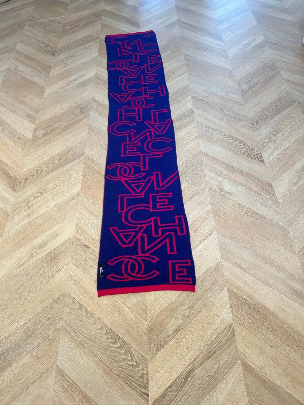 Chanel Large reversible scarf. - Detail 2