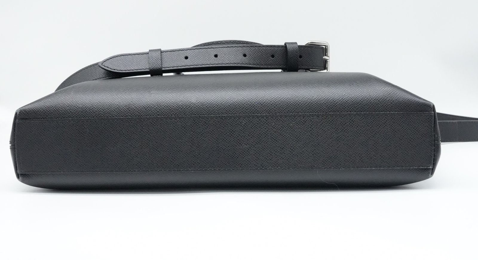 Louis Vuitton Taiga Anton Briefcase Black Leather M30925 - Image 6