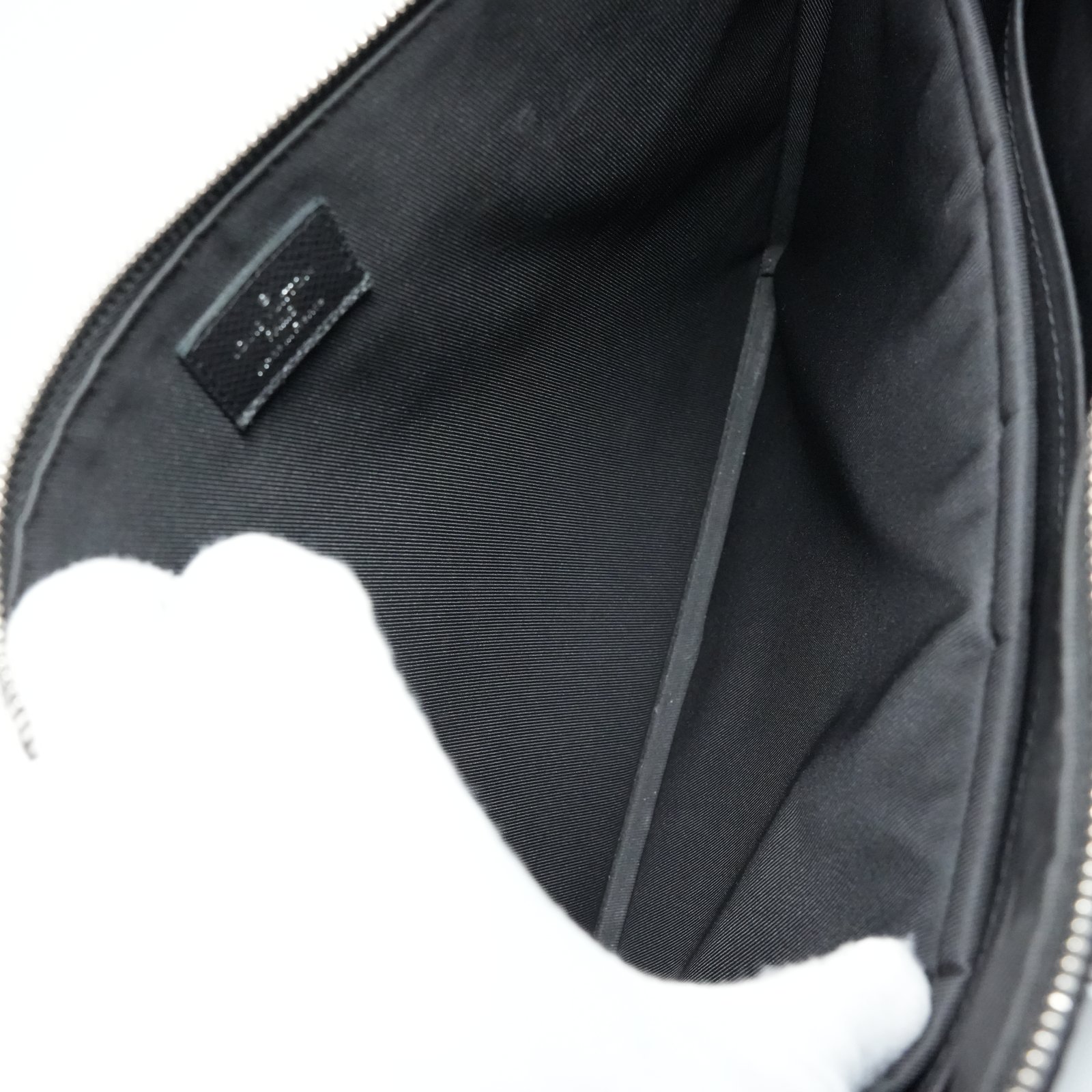 Louis Vuitton Taiga Anton Briefcase Black Leather M30925 - Detail 1