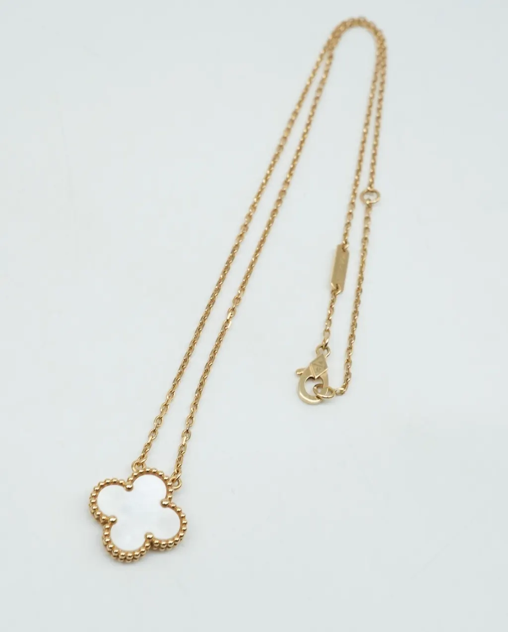 Van Cleef & Arpels Vintage Alhambra Pendant Yellow Good - Model View