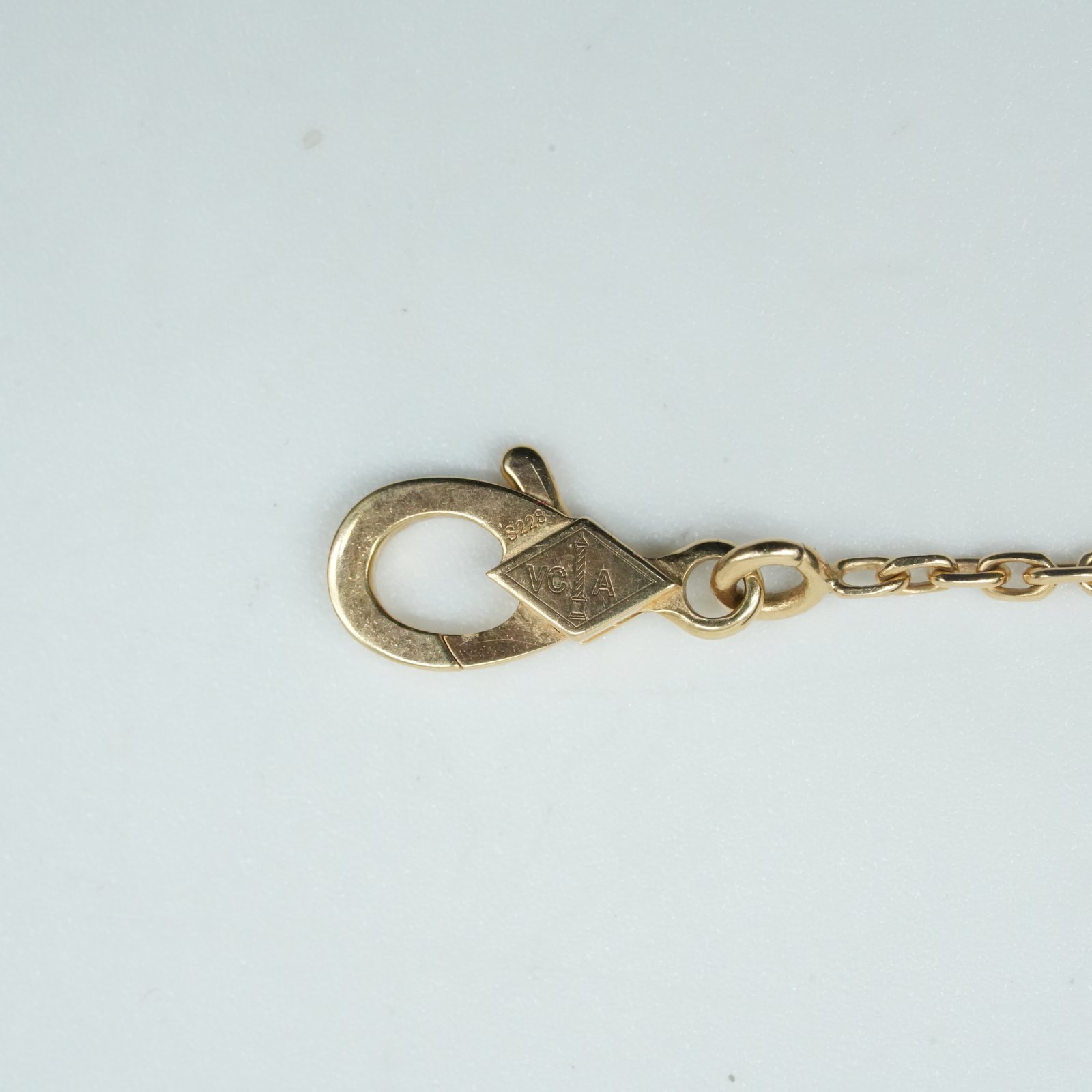 Van Cleef & Arpels Vintage Alhambra Pendant - Detail 2