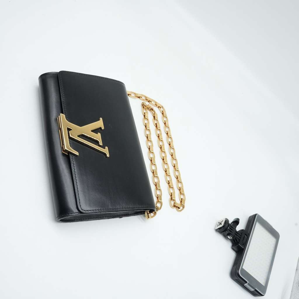 Louis Vuitton Black Leather Louise Chain Clutch - Detail 2