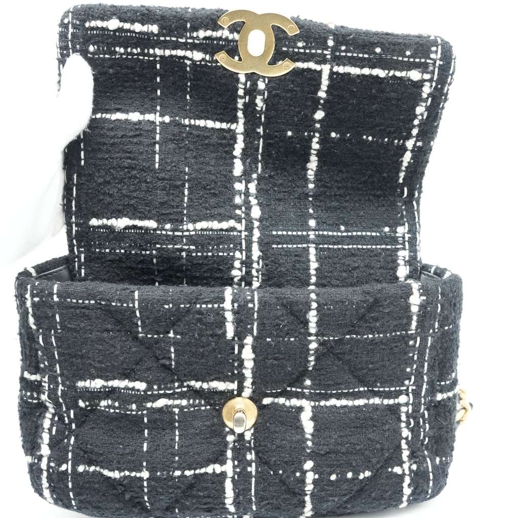 Chanel 19 Flap Bag Black/White Quilted Tweed Medium - Detail 1