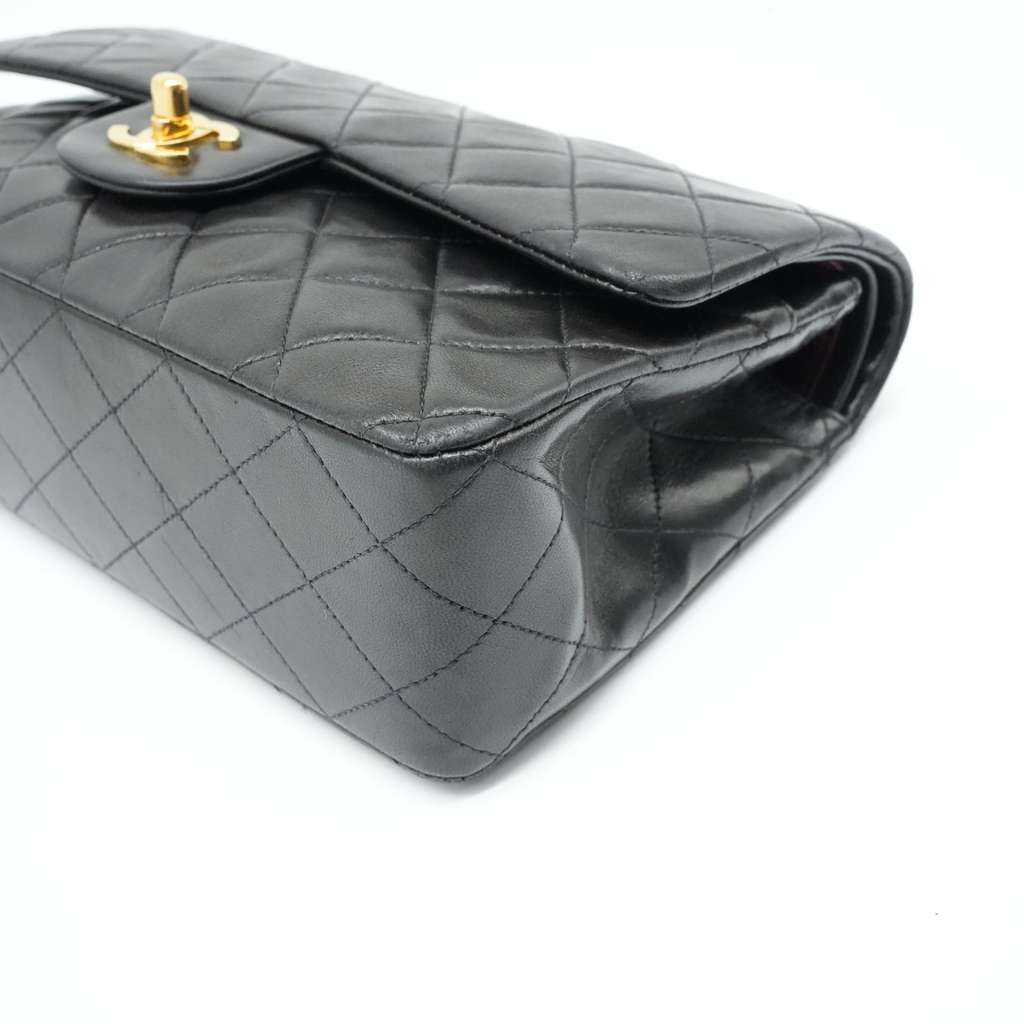 Chanel Classic Double Flap Medium 25 in Black Lambskin Leather and Gold Hardware - Detail 2