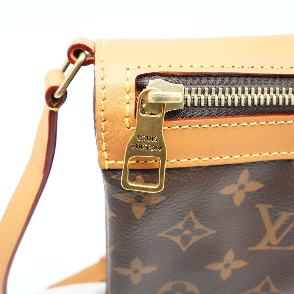 Louis Vuitton Monogram Saumur Messenger PM Shoulder Bag M44879 - Detail 2