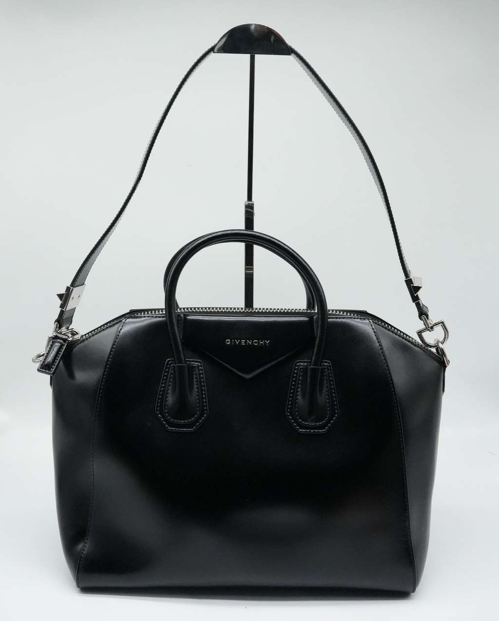 Givenchy Medium Antigona Bag In Grained Leather