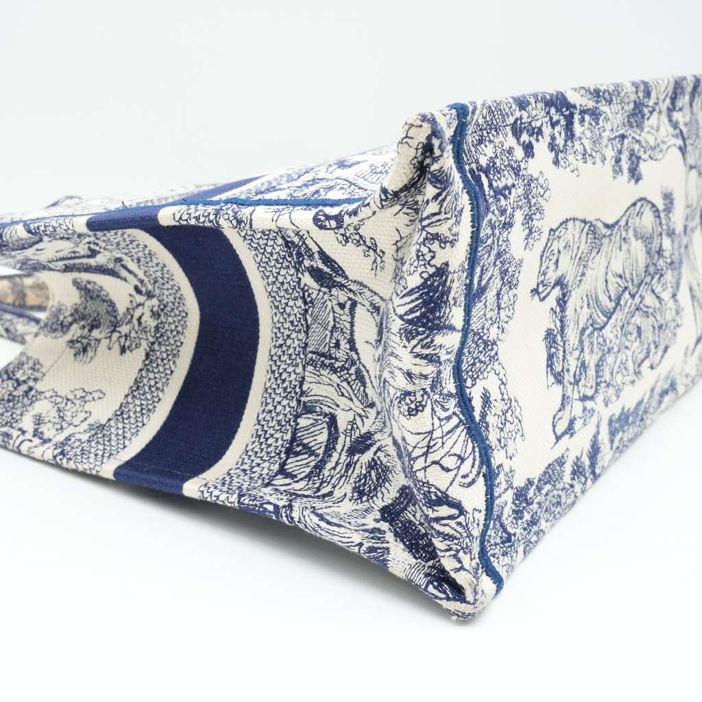 Dior Medium Dior Book Tote Blue and Ecru Toile de Jouy Reverse Embroidery - Detail 1