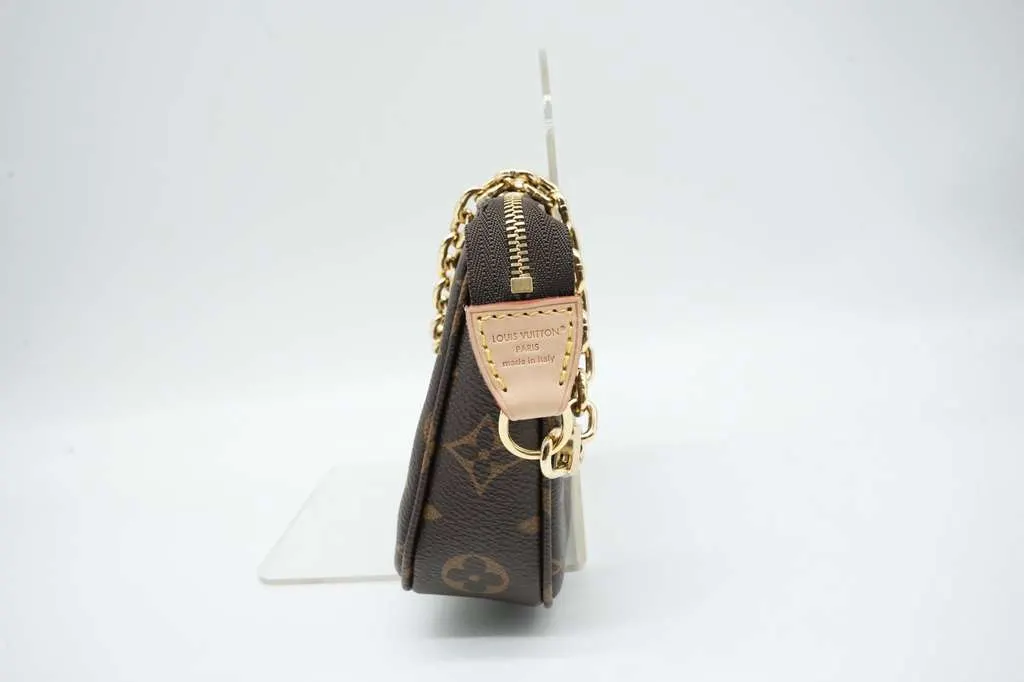 Louis Vuitton Pochette Accessoires Monogram M82766 Brown Canvas Good - Model View